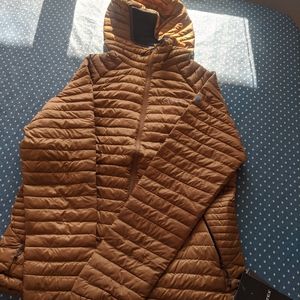 Eddie Bauer new first ascent puffer jacket hooded